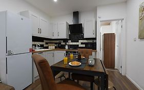 Stylish Apartment In City Centre - Walk Everywhere